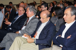 Civita à "esquerda" e Marinho à direita, com o então Ministro das Comunicações do Governo Lula e ex-funcionário da Globo, Hílo Costa, ao "centro"