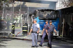 Ônibus incendiado na Praça da Bandeira em 15 de novembro